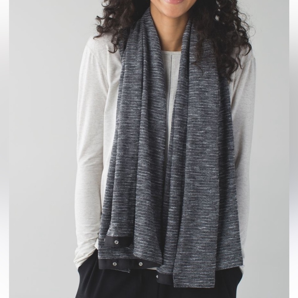 Lululemon Vinyasa Scarf Coco Piqué Black & White- Wear Multiple Ways - Picture 3 of 4